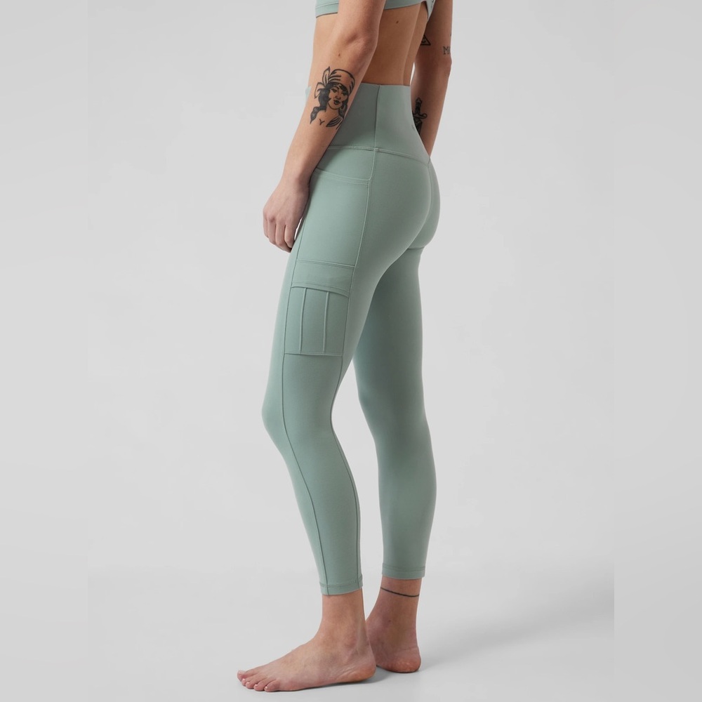 Athleta Salutation Cargo 7/8 Tight XS